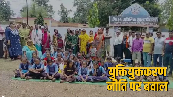 School locked in Balod, villagers shut down school in protest against removal of teacher the sootr