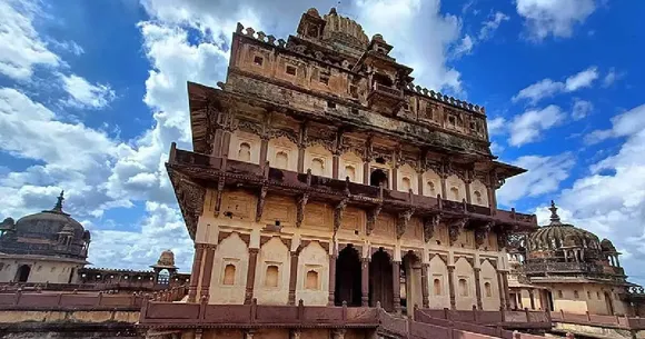 Madhya Pradesh Famous Datia Palace Know The History,ये है भारत का वो  'बदनसीब महल', जो 400 साल से पड़ा है वीरान, शाहजहां के खास दोस्‍त ने बनवाया  था इसे - historical datia