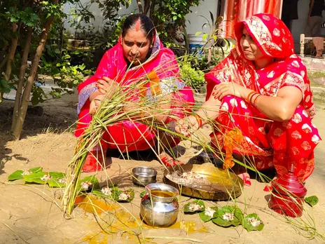 Har Chhath festival was celebrated with great pomp in Sant Kabir Nagar |  संतकबीरनगर में धूमधाम से मनाया गया हरछठ पर्व: पुत्रों के दीर्घायु के लिए  महिलाओं ने रखा व्रत, घर-घर ...