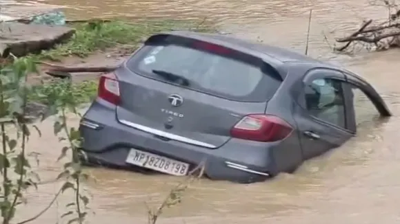 Shahdol: शहडोल में उफनते नाले में बही कार, लोगों ने गाड़ी में सवार 4 लोगों  की जान बचाई, घटना का वीडियो आया सामने;VIDEO | 🇮🇳 LatestLY हिन्दी