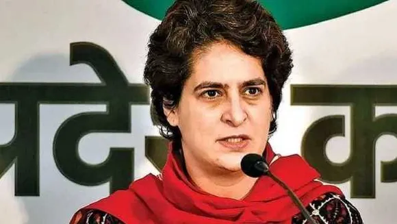 UP: प्रियंका गांधी को पुलिस ने लिया हिरासत में, बोलीं- सरकार को किस बात का डर