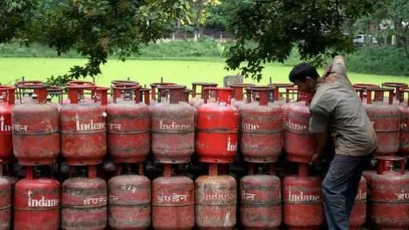 रसोई पर महंगाई की मार: LPG सिलेंडर 25 रुपए महंगा, तीन महीने में 75 रु. दाम बढ़े
