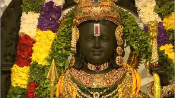 तस्वीरों में देखें रामलला की पहली झलक, पीतांबर शृंगार के साथ अद्भुत लग रहे हैं राम