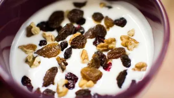 Healthy Diet  : दही और किशमिश का कॉम्बिनेशन है सेहत के लिए वरदान, जानें इसके फायदे 