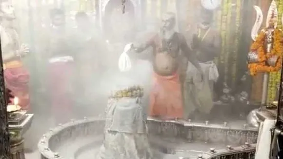 जय महाकाल: 17 महीने बाद भस्मारती में शामिल हुए श्रद्धालु, पहले दिन 696 को प्रवेश  