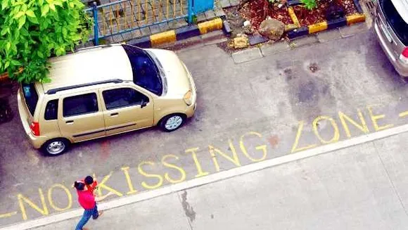 मुंबई: कपल्स सड़क पर किस कर रहे थे, सोसाइटी ने लिखवा दिया- No Kissing Zone