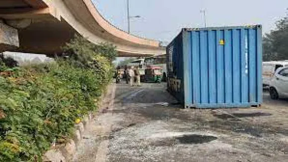 दिल्ली: ऑटो पर कंटेनर पलटने से 4 की मौत, काटकर निकाली गईं लाशें