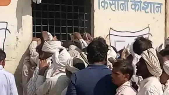 खाद पर बवाल: केंद्रीय कृषि मंत्री के क्षेत्र में खाद खत्म, नाराज किसानों का प्रदर्शन