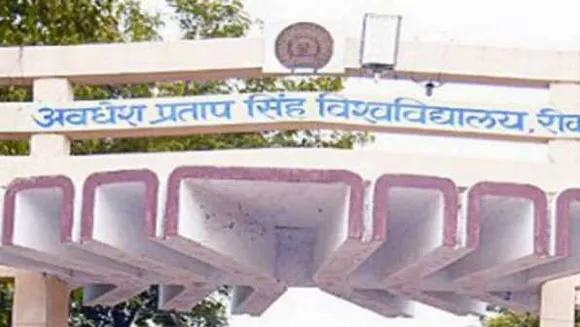 रीवा: अवधेश प्रताप यूनिवर्सिटी के डिप्टी रजिस्ट्रार को रिटायरमेंट पर भेंट की ‘जूते की माला’