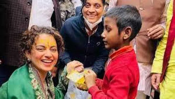 मथुरा:कंगना ने किए बांके बिहारी के दर्शन,यूपी चुनाव में प्रचार करनेके सवाल पर दिया ये जवाब