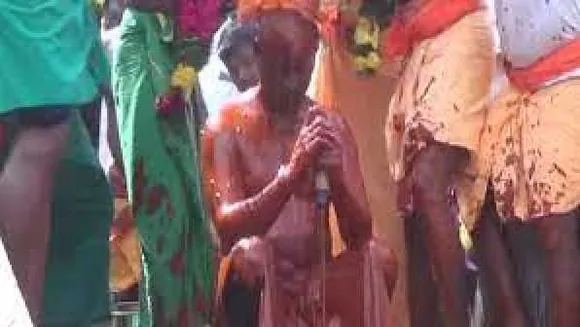 
ये कैसी परंपरा ?: 108 किलो मिर्ची पाउडर को पानी में मिलाकर नहलाते है पुजारी को 

