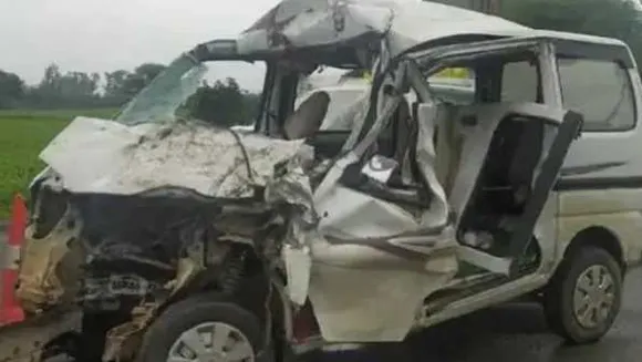 उज्जैन में भीषण हादसा: ट्रक और कार की टक्कर में 4 लोगों की मौत, कार के परखच्चे उड़े
