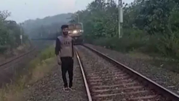 माता-पिता रोएं या कोसें: रेलवे ट्रैक के बगल में कर रहा था वीडियो शूट, पीछे से ट्रेन आ गई और...
