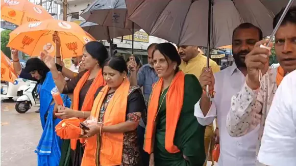 रायपुर में खराब सड़कों को लेकर बीजेपी पार्षद दल ने खोला मोर्चा, मीनल चौबे बोलीं- महापौर के उपर से विश्वास खत्म