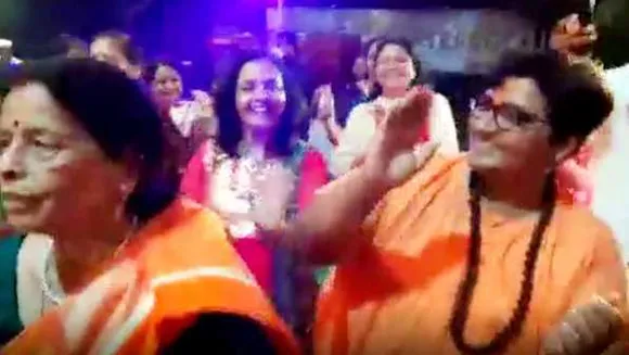 भोपाल: प्रज्ञा ने गरबा खेला, कांग्रेस का तंज- जनता की तकलीफ में व्हीलचेयर पर दिखती हैं 