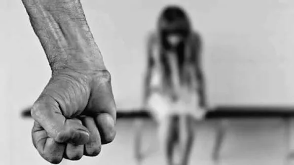 
इंदौर में सिरफिरे आशिक ने मारी ब्लेड: युवती के चेहरे पर 45 टांके, बचाने आए भाई पर भी हमला
