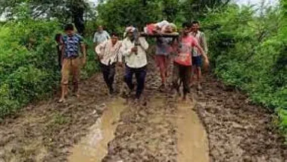 जान बचाने की कवायद: मरीज को खाट पर लिटाकर कीचड़ में 1.5  km पैदल चले लोग