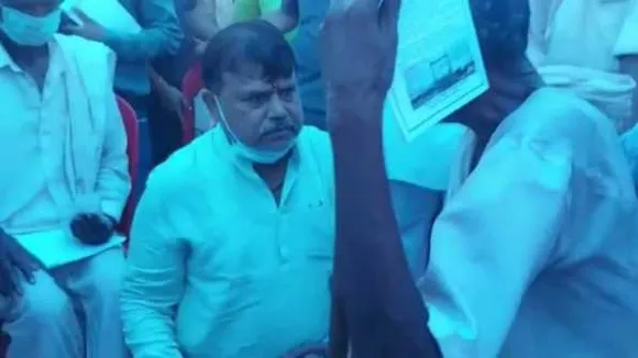 MP: कर्मचारियों ने किसान से 10 हजार की घूस ली, ऊर्जा मंत्री ने पैरों पर सिर रखकर मांगी मांफी