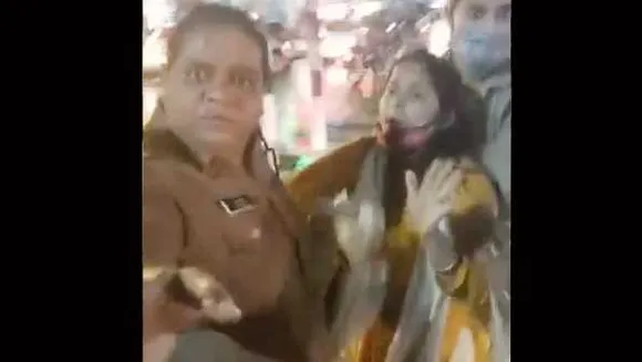 ये जुल्म है: भोपाल में 3 महिला पुलिसकर्मियों ने टीचर को घसीटा, छाता मारने का आरोप