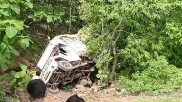 बड़वानी में भीषण हादसा: श्रृद्धालुओं से भरी गाड़ी 100 फीट गहरी खाई में गिरी, 4 की मौत
