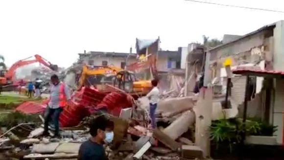 भूमाफिया के खिलाफ ऐतिहासिक मुहिम: इंदौर में सीलिंग की जमीन पर बनीं 50 दुकानें JCB से ढहाईं 
