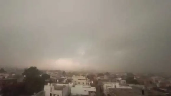 MP में मौसम का मिजाज: 13 जिलों में हल्की बारिश, सर्दी बढ़ेगी, इन जिलों में ओले गिरने के आसार