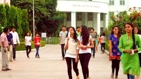 MP में कॉलेज खुले: 50% स्टूडेंट्स को ही एंट्री, वैक्सीनेशन सर्टिफिकेट दिखाना जरूरी