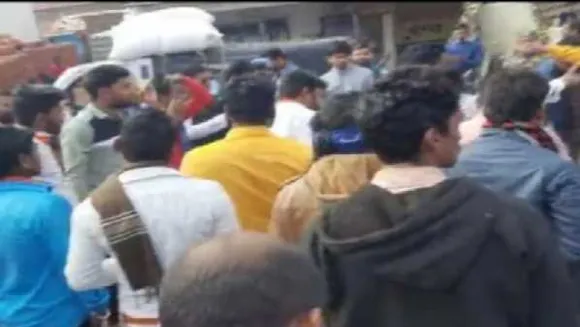 छिंदवाड़ा: बीजेपी और कांग्रेस के कार्यकर्ताओं में पथराव, CM के पुतला दहन पर हुआ विवाद
