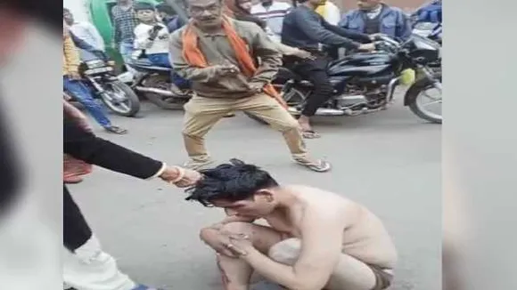 ये कैसा कानून: सड़क पर युवक के कपड़े फाड़ उसे सरियों से पीटा,पुलिस भी देखती रही तमाशा