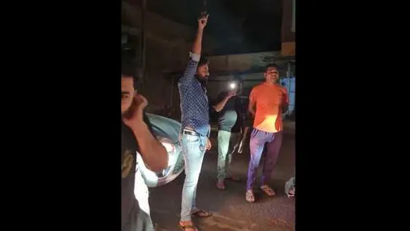 विधायक प्रतिनिधि की दबंगई: सड़क पर तलवार से काटा केक, हवाई फायर भी किए 