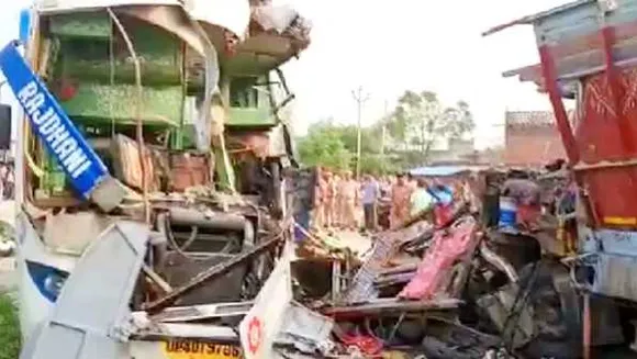 हादसा: UP के बाराबंकी में ट्रक और बस में जोरदार टक्कर; 9 की मौके पर मौत, 27 घायल 