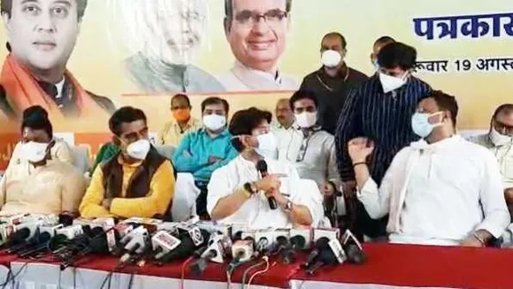 सिंधिया ने विजयवर्गीय को डांटा: बोले- अभी शांत हो जाएं और MLA आकाश ने छोड़ दिया मंच

