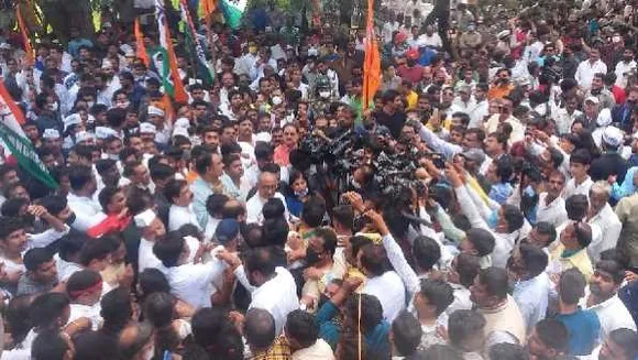 MP: 'बदलापुर' के खिलाफ कांग्रेस का विरोध, दिग्विजय की अगुआई में हजारों कार्यकर्ता सड़क पर उतरे
