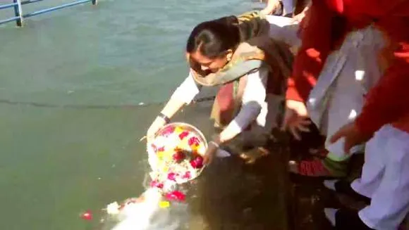 हरिद्वार: बेटियों ने गंगा में प्रवाहित की CDS बिपिन रावत और मां मधुलिका की अस्थियां