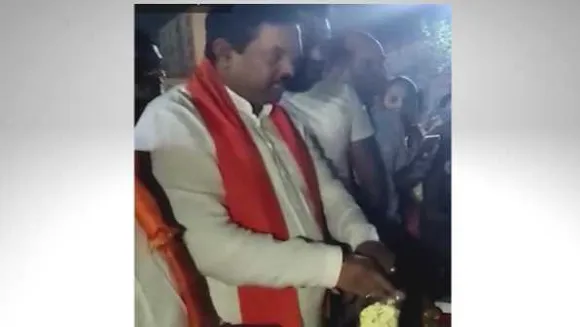 MP के अनोखे कारनामे: रावण दहन कार्यक्रम में पॉपकॉर्न बनाते नजर आए, बच्चों से बात की