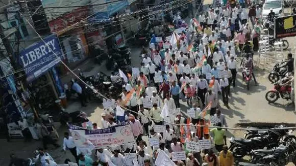 जबलपुर: सहारा पर 700 करोड़ हड़पने का आरोप, निवेशकों और कांग्रेस का विरोध प्रदर्शन