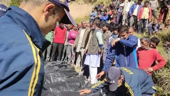 उत्तराखंड में बड़ा हादसा: गहरी खाई में गिरी बैन, एक ही गांव के 13 लोगों की मौत