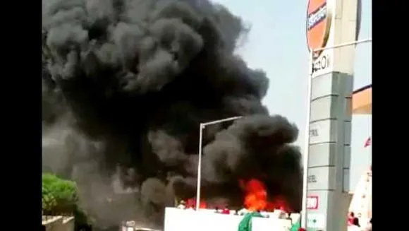 रतलाम में पाइप गोदाम में आग: पेट्रोल पंप पास होने से कई घर खाली कराए, 5Km दूर से दिखी लपटें
