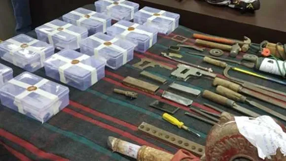हथियारों की फ्रैक्ट्री में छापा: खरगौन में 10 पिस्टल बरामद, वैपन बनाने का सामान जब्त
