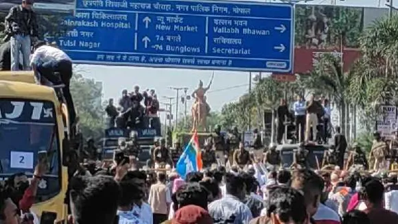 NSUI कार्यकर्ताओं पर लाठीचार्ज: CM हाउस का घेराव करने पहुंचे थे, PCC कार्यालय के पास भिड़े