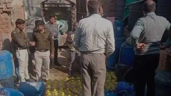 गोल्डन केमिकल पर छापा: बिना लाइसेंस के बेचा जा रहा था एसिड और अन्य केमिकल
