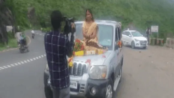 धज्जियां उड़ाती दुल्हन: SUV कार के बोनट पर बैठकर दुल्हन पहुंची, कई लोगों पर FIR
