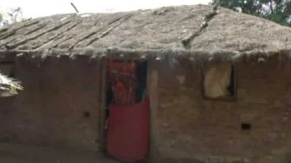 PM आवास योजना में घोटालाः आदिवासियों के पक्के की जगह कच्चे मकान बनाए, 2 सस्पेंड