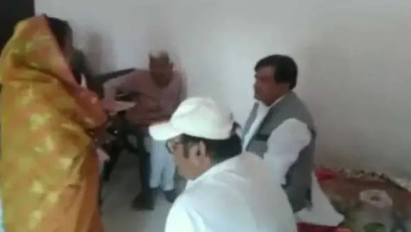 उपचुनाव: BJP सांसद प्रचार थमने के बाद भी रैगांव में बैठे मिले, कांग्रेस प्रत्याशी बोलीं- उठिए
