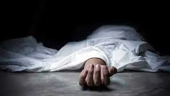 पूरी रात पिता के शव के पास रोती रही मासूम: मां को कोरोना ने लीला, सदमे में पिता ने फांसी लगाई
