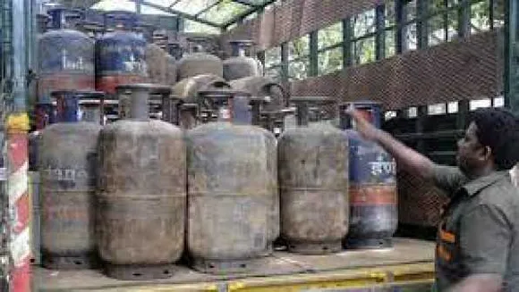 महंगाई डायन: कमर्शियल सिलेंडर 266रु महंगा, बाहर का खाना बिगाड़ सकता है बजट