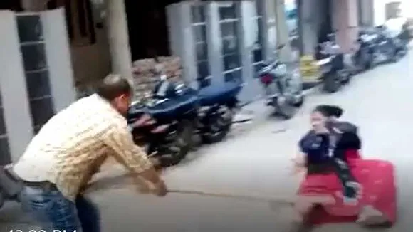 लट्‌ठबाज डॉक्टर: चाची और बहन को सड़क पर दौड़ा-दौड़ाकर पीटा, घर खाली करने को लेकर विवाद  