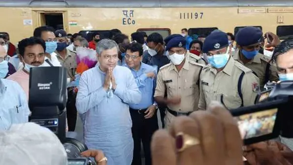 रेल मंत्री रेल में: रायगढ़ जाने के लिए पकड़ी ट्रेन, स्वच्छता को लेकर यात्रियों से लिया फीडबैक