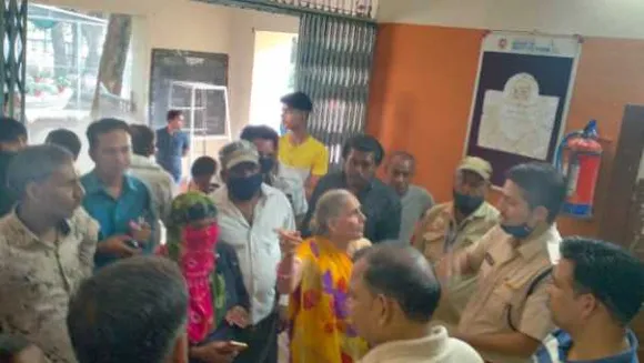 खंडवा: प्राइवेट स्कूल ने 150 बच्चों को बाहर निकाला, हंगामे के बाद फीस भरने पर ही एंट्री