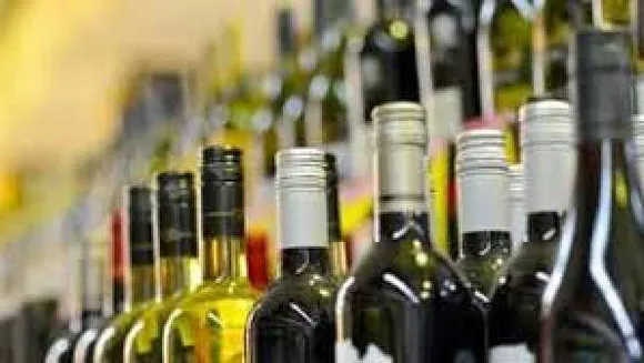 ब्रांडेड शराब में भी मिलावट: बोतलों से शराब निकालकर भर देते थे पानी,11 लाख की शराब जब्त 
